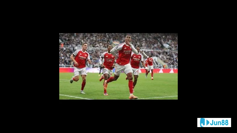 Hậu vệ của Basel cố gắng ngăn chặn cầu thủ Stuttgart tiến lên phía trước trên sân Hậu vệ của Basel cố gắng ngăn chặn cầu thủ Stuttgart tiến lên phía trước trên sân