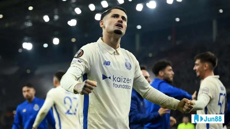 Cầu thủ Lyon với sự tập trung cao độ trong pha tiếp bóng trước sự áp đảo từ đối thủ…