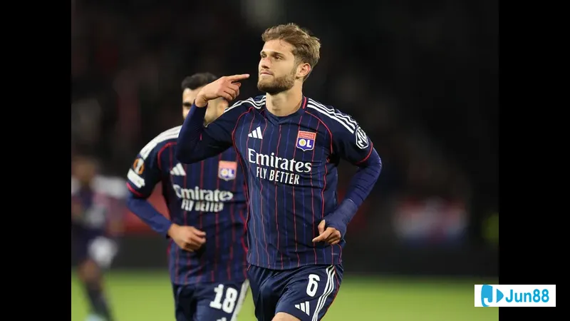 Cầu thủ Lyon cắt bóng trước hậu vệ Salzburg trong trận đấu quyết liệt