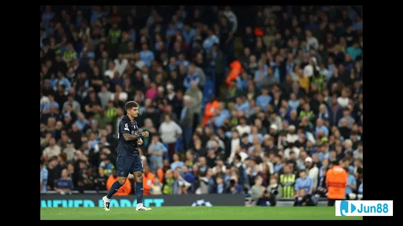 Cầu thủ Napoli nỗ lực giữ bóng trước áp đảo của cầu thủ Sporting CP