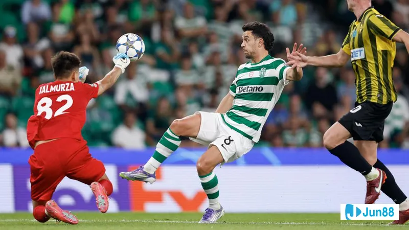 Cầu thủ Napoli với sự quyết tâm đối mặt với hậu vệ Sporting CP trong trận đấu quyết liệt