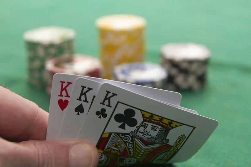 Không khí thi đấu sôi động trong các ván Poker 3 lá trực tuyến