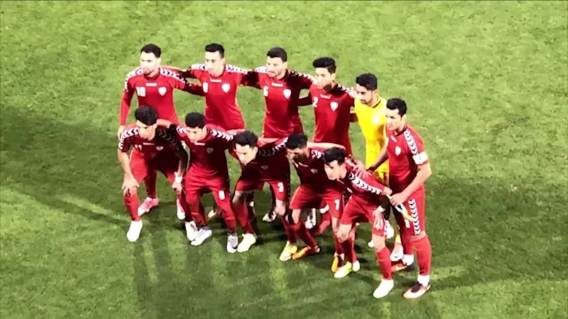 Cầu thủ Afghanistan với chiếc áo màu xanh đang chống lại cầu thủ Pakistan với áo màu trắng…