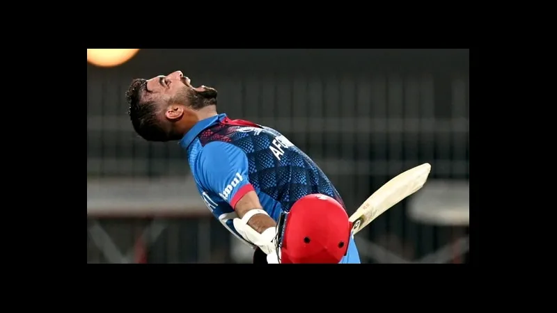 Cầu thủ Afghanistan đi bóng qua cầu thủ Pakistan trong trận đấu