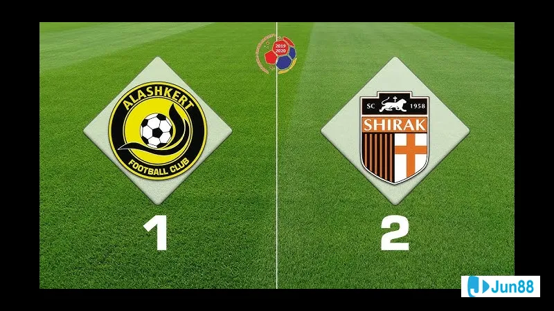 Cầu thủ của Alashkert vượt qua Shirak Gyumri trong trận đấu bóng đá Cầu thủ của Alashkert vượt qua Shirak Gyumri trong trận đấu bóng đá