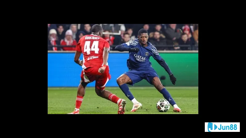 Cầu thủ Áo dừng bóng và tìm kiếm đồng đội ở trận đấu với San Marino Cầu thủ Áo dừng bóng và tìm kiếm đồng đội ở trận đấu với San Marino