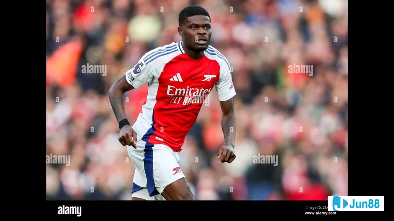 Cầu thủ Arsenal với cú sút mạnh vào khung thành của West Ham trong trận đấu Cầu thủ Arsenal với cú sút mạnh vào khung thành của West Ham trong trận đấu