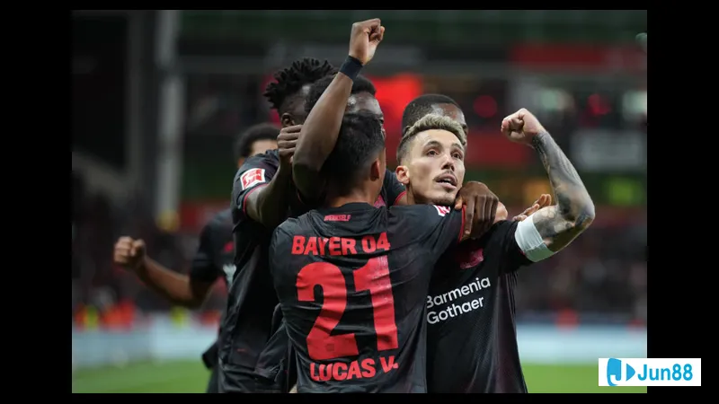 Cầu thủ Bayer Leverkusen với trang phục đỏ đang nỗ lực chạy bóng qua cầu thủ PSV trong trận đấu sôi động. Cầu thủ Bayer Leverkusen với trang phục đỏ đang nỗ lực chạy bóng qua cầu thủ PSV trong…