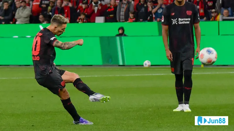 Cầu thủ Bayer Leverkusen dùng kỹ thuật quét bóng qua hậu vệ PSV Cầu thủ Bayer Leverkusen dùng kỹ thuật quét bóng qua hậu vệ PSV