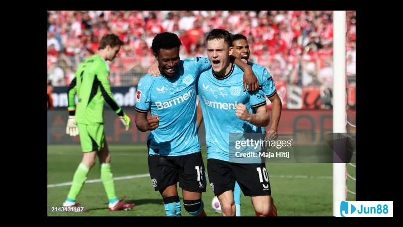 Cầu thủ Bayer Leverkusen đang nỗ lực giữ bóng trước sự áp đảo từ cầu thủ Union Berlin Cầu thủ Bayer Leverkusen đang nỗ lực giữ bóng trước sự áp đảo từ cầu thủ Union Berlin