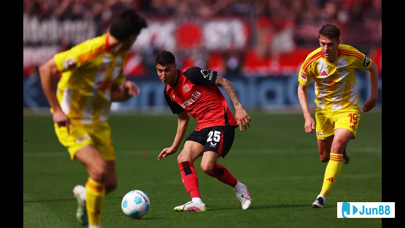 Cầu thủ Bayer Leverkusen tung cú sút mạnh vào khung thành của Union Berlin Cầu thủ Bayer Leverkusen tung cú sút mạnh vào khung thành của Union Berlin