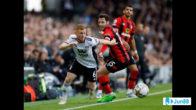 Cầu thủ Bournemouth đang nỗ lực ngăn chặn cầu thủ Fulham tiến vào vòng cấm.
