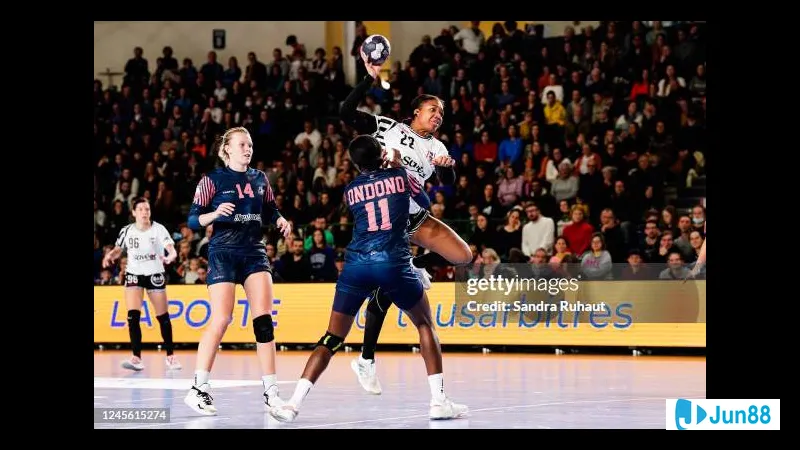 Cầu thủ của Brest dùng kỹ thuật cá nhân vượt qua cầu thủ Nantes trong trận đấu Cầu thủ của Brest dùng kỹ thuật cá nhân vượt qua cầu thủ Nantes trong trận đấu