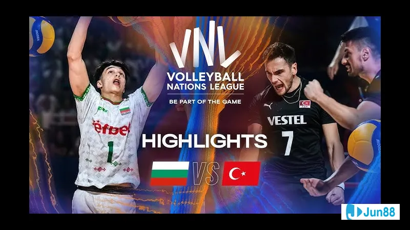 Hậu vệ Bulgaria quyết tâm ngăn chặn cầu thủ Thổ Nhĩ Kỳ tiến về phía khung thành. Hậu vệ Bulgaria quyết tâm ngăn chặn cầu thủ Thổ Nhĩ Kỳ tiến về phía khung thành.