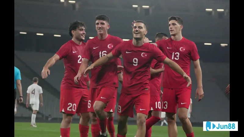 Cầu thủ Thổ Nhĩ Kỳ đang nỗ lực giữ bóng trước sự áp đảo từ cầu thủ Bulgaria Cầu thủ Thổ Nhĩ Kỳ đang nỗ lực giữ bóng trước sự áp đảo từ cầu thủ Bulgaria