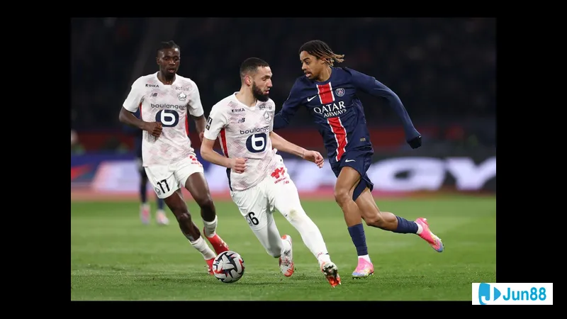 Cầu thủ Đan Mạch U17 vượt qua hậu vệ Andorra U17 trong trận đấu Cầu thủ Đan Mạch U17 vượt qua hậu vệ Andorra U17 trong trận đấu