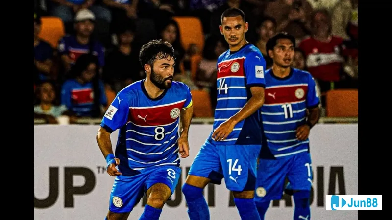 Cầu thủ Đan Mạch U17 vượt qua cầu thủ Andorra U17 trong trận đấu bóng đá Cầu thủ Đan Mạch U17 vượt qua cầu thủ Andorra U17 trong trận đấu bóng đá