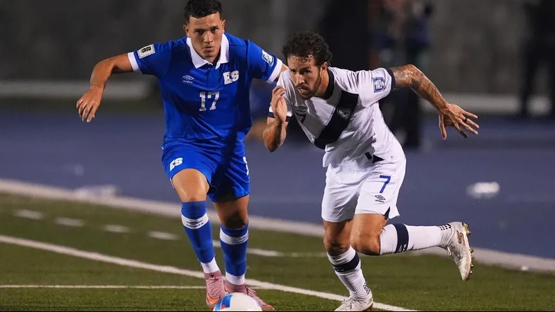 Cầu thủ El Salvador chống lại cầu thủ Guatemala trong trận đấu quyết liệt Cầu thủ El Salvador chống lại cầu thủ Guatemala trong trận đấu quyết liệt