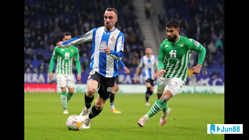 Cầu thủ của Espanyol tạt bóng vào vòng cấm Real Betis trong trận đấu Cầu thủ của Espanyol tạt bóng vào vòng cấm Real Betis trong trận đấu