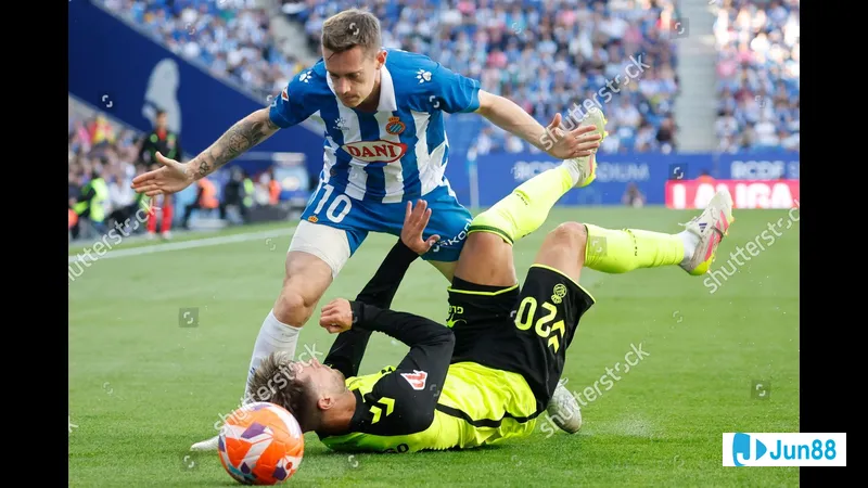 Cầu thủ của Espanyol dũng cảm chống chọi với cầu thủ của Real Betis trong trận đấu Cầu thủ của Espanyol dũng cảm chống chọi với cầu thủ của Real Betis trong trận đấu
