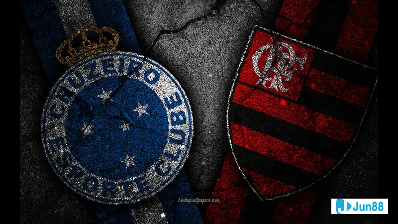 Cầu thủ Flamengo RJ đi bóng qua cầu thủ của Cruzeiro trong trận đấu sôi động. Cầu thủ Flamengo RJ đi bóng qua cầu thủ của Cruzeiro trong trận đấu sôi động.