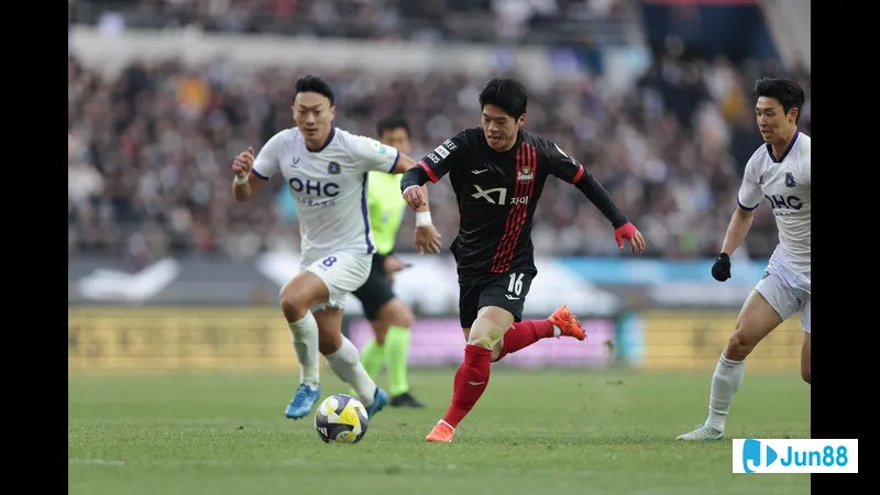 Cầu thủ Gangwon với nỗ lực vượt qua người hậu vệ Anyang trong trận đấu sôi động Cầu thủ Gangwon với nỗ lực vượt qua người hậu vệ Anyang trong trận đấu sôi động