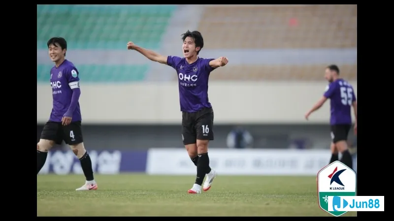 Cầu thủ Gangwon đang dùng kỹ thuật cá nhân vượt qua hậu vệ Anyang. Cầu thủ Gangwon đang dùng kỹ thuật cá nhân vượt qua hậu vệ Anyang.