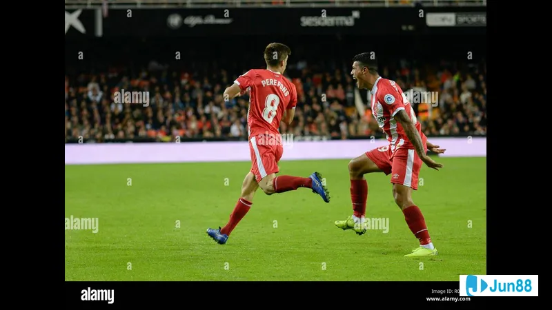 Cầu thủ Valencia dùng kỹ thuật đi bóng qua cầu thủ của Girona trong trận đấu Cầu thủ Valencia dùng kỹ thuật đi bóng qua cầu thủ của Girona trong trận đấu