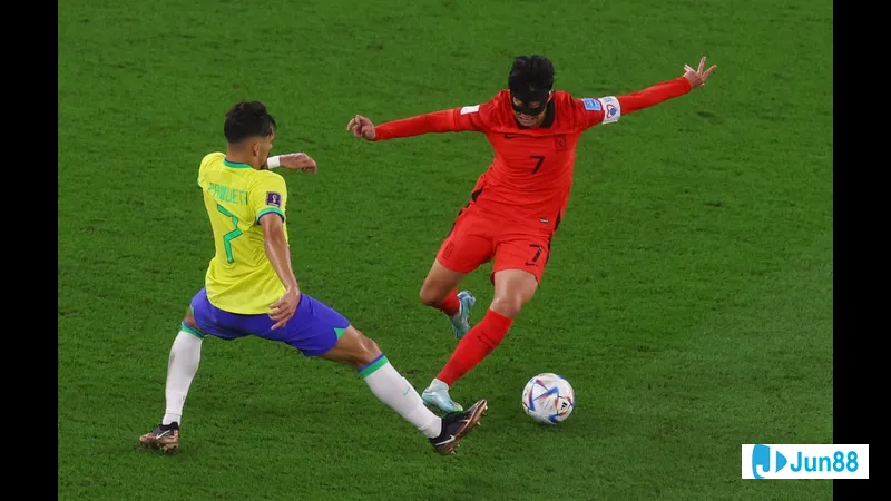 Cầu thủ Hàn Quốc với sự quyết tâm chống chọi với cầu thủ Brazil trong trận đấu bóng đá. Cầu thủ Hàn Quốc với sự quyết tâm chống chọi với cầu thủ Brazil trong trận đấu bóng đá.