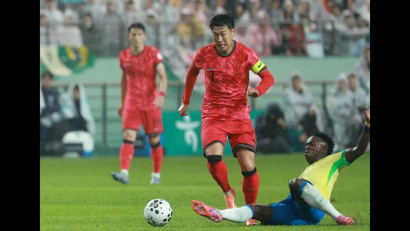 Người chơi Hàn Quốc nỗ lực kiểm soát bóng trước áp lực từ cầu thủ Paraguay Người chơi Hàn Quốc nỗ lực kiểm soát bóng trước áp lực từ cầu thủ Paraguay