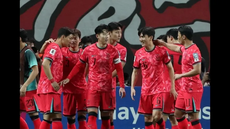 Cầu thủ Hàn Quốc vượt qua hậu vệ Paraguay trong trận đấu bóng đá. Cầu thủ Hàn Quốc vượt qua hậu vệ Paraguay trong trận đấu bóng đá.