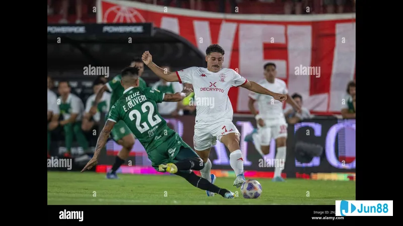 Cầu thủ Huracan chạy nhanh với bóng trước sự áp sát từ cầu thủ của Banfield Cầu thủ Huracan chạy nhanh với bóng trước sự áp sát từ cầu thủ của Banfield