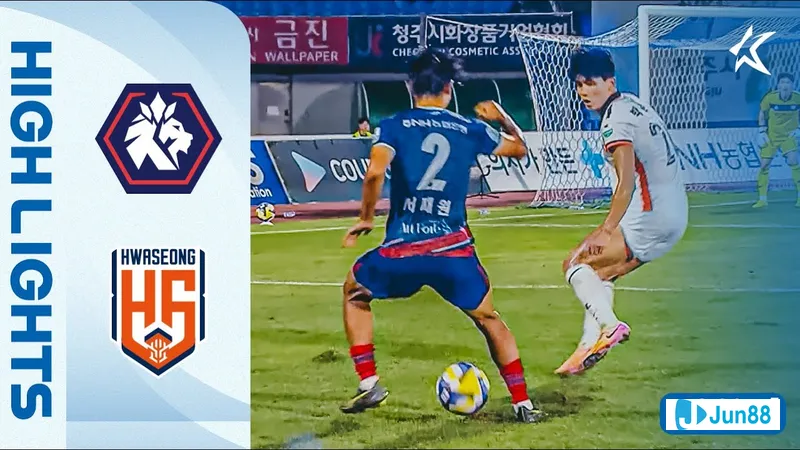 Cầu thủ của Hwaseong và Cheongju đang đua nhau trong trận đấu bóng đá sôi động Cầu thủ của Hwaseong và Cheongju đang đua nhau trong trận đấu bóng đá sôi động