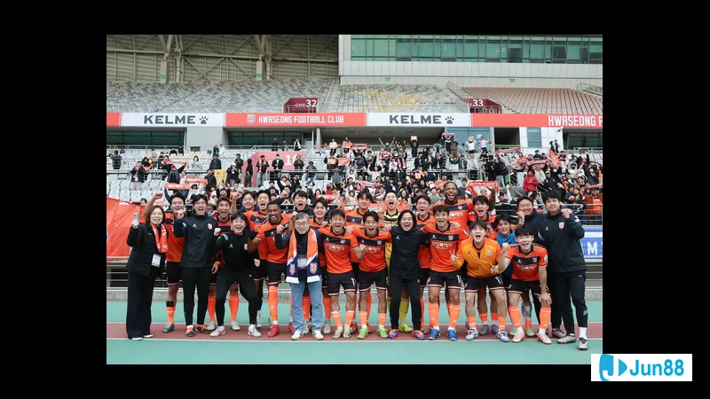 Cầu thủ Hwaseong áo đỏ tấn công mạnh mẽ trước hàng phòng ngự Cheongju áo xanh Cầu thủ Hwaseong áo đỏ tấn công mạnh mẽ trước hàng phòng ngự Cheongju áo xanh