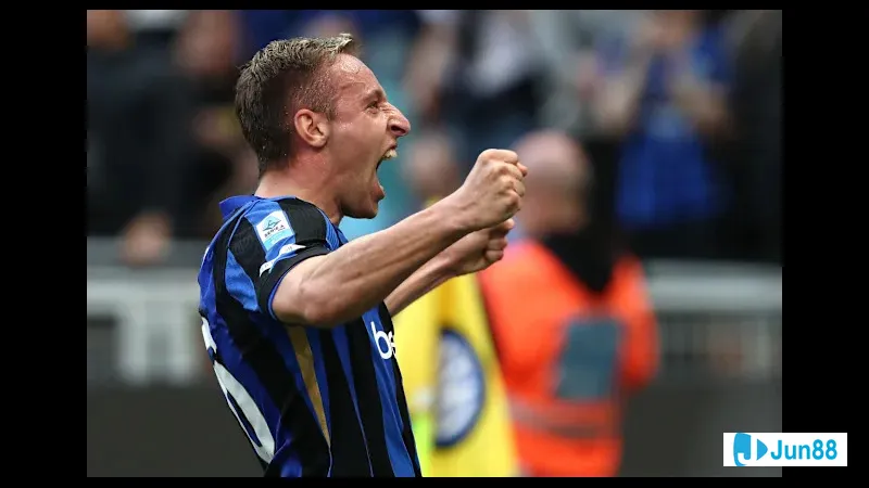 Cầu thủ Inter vượt qua cầu thủ Cremonese bằng kỹ thuật đi bóng tài ba Cầu thủ Inter vượt qua cầu thủ Cremonese bằng kỹ thuật đi bóng tài ba