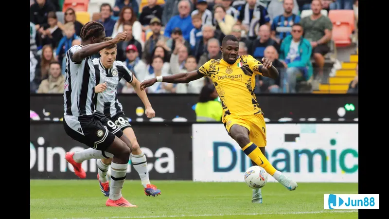 Cầu thủ của Inter vượt qua phòng ngự Cremonese với kỹ thuật đi bóng tinh tế Cầu thủ của Inter vượt qua phòng ngự Cremonese với kỹ thuật đi bóng tinh tế