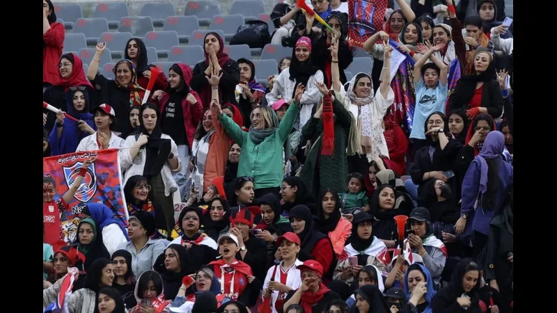 Cầu thủ Iran đang nỗ lực vượt qua cầu thủ Tanzania để tiến vào vòng cấm Cầu thủ Iran đang nỗ lực vượt qua cầu thủ Tanzania để tiến vào vòng cấm