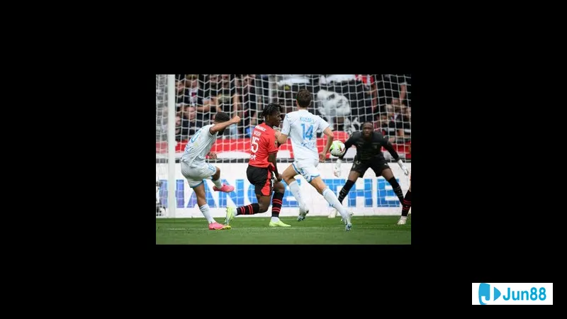 Cầu thủ của Le Havre tạo ra cơ hội ghi bàn trước hàng phòng ngự của Rennes Cầu thủ của Le Havre tạo ra cơ hội ghi bàn trước hàng phòng ngự của Rennes