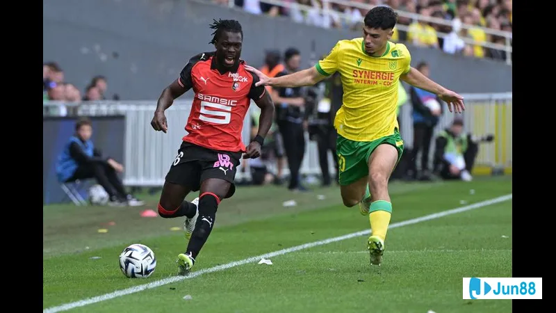 Cầu thủ của Le Havre tung cú sút mạnh vào khung thành của Rennes Cầu thủ của Le Havre tung cú sút mạnh vào khung thành của Rennes