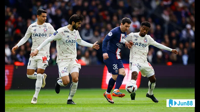Cầu thủ đội PSG với áo đỏ đang nỗ lực vượt qua phòng ngự của đội Lille trong trận đấu quyết liệt Cầu thủ đội PSG với áo đỏ đang nỗ lực vượt qua phòng ngự của đội Lille trong trận đấu…