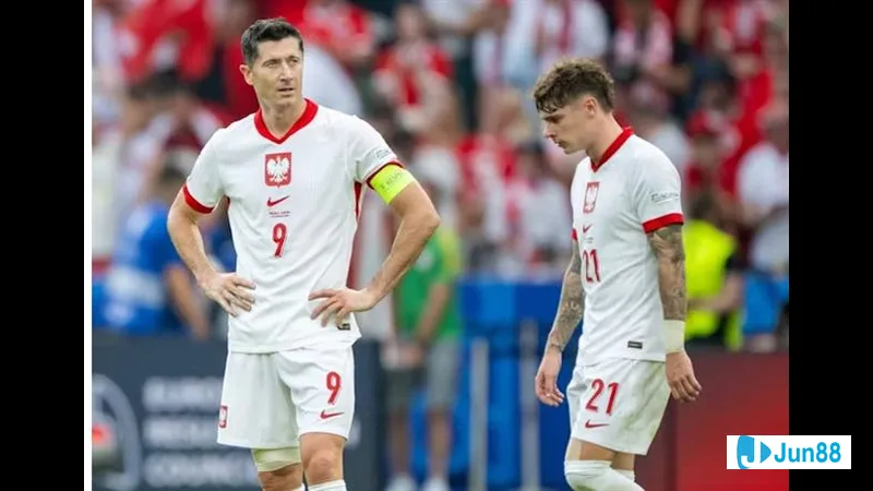 Cầu thủ Lithuania đang nỗ lực ngăn chặn cầu thủ Ba Lan tiến về phía khung thành trong trận đấu bóng đá quốc gia Cầu thủ Lithuania đang nỗ lực ngăn chặn cầu thủ Ba Lan tiến về phía khung thành trong trận…