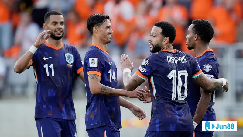 Cầu thủ Lithuania chiến đấu quyết liệt với cầu thủ Ba Lan để tranh giành bóng Cầu thủ Lithuania chiến đấu quyết liệt với cầu thủ Ba Lan để tranh giành bóng