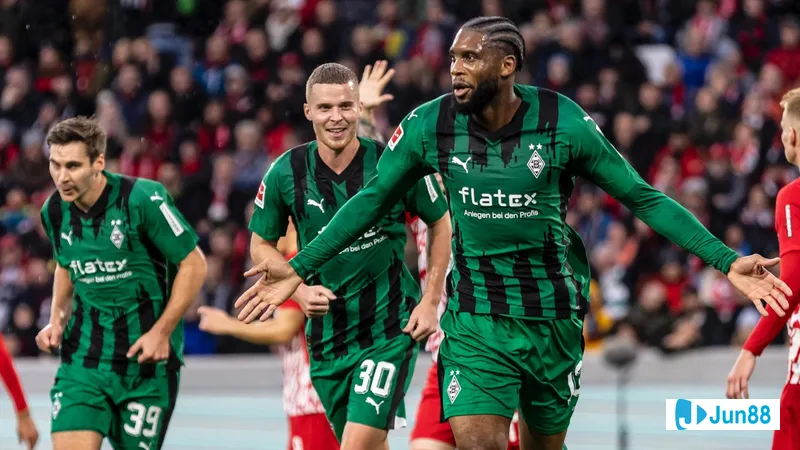 Cầu thủ của Monchengladbach chạy nhanh vượt qua hậu vệ Freiburg trước sự chú ý của đồng đội Cầu thủ của Monchengladbach chạy nhanh vượt qua hậu vệ Freiburg trước sự chú ý của đồng…