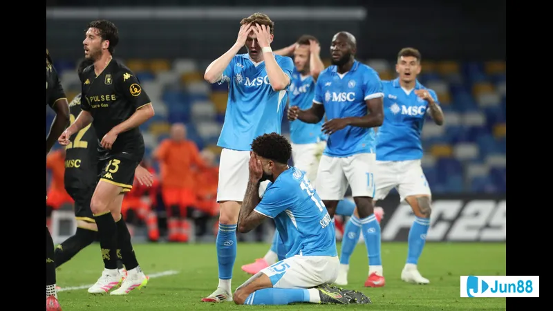 Cầu thủ Napoli với trái bóng trước hàng phòng ngự của Genoa Cầu thủ Napoli với trái bóng trước hàng phòng ngự của Genoa