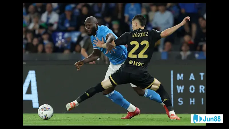 Cầu thủ Napoli vượt qua cầu thủ Genoa để tiến vào vòng cấm đối phương Cầu thủ Napoli vượt qua cầu thủ Genoa để tiến vào vòng cấm đối phương