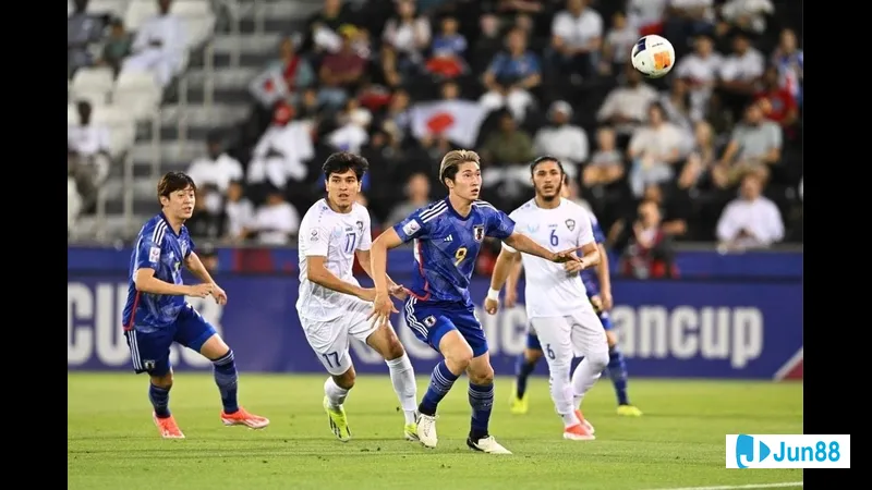 Cầu thủ Nhật Bản đang nỗ lực giải cứu bóng khỏi áp lực của cầu thủ Paraguay trong trận đấu Cầu thủ Nhật Bản đang nỗ lực giải cứu bóng khỏi áp lực của cầu thủ Paraguay trong trận đấu