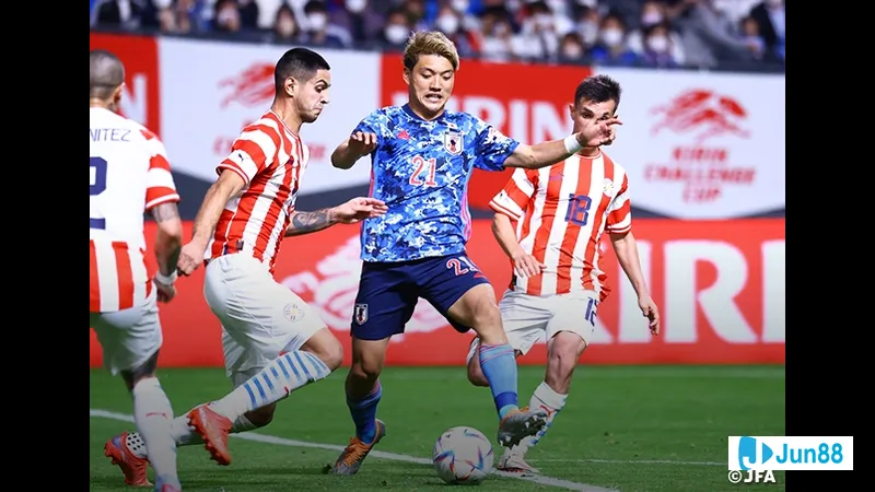 Cầu thủ Nhật Bản quyết tâm vượt qua phòng ngự của Paraguay Cầu thủ Nhật Bản quyết tâm vượt qua phòng ngự của Paraguay