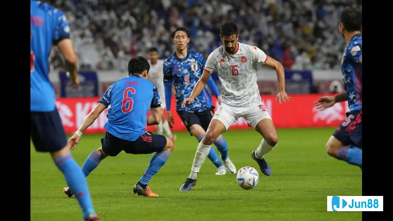 Cầu thủ Nhật Bản vượt qua cầu thủ Paraguay bằng kỹ thuật đi bóng tinh tế Cầu thủ Nhật Bản vượt qua cầu thủ Paraguay bằng kỹ thuật đi bóng tinh tế