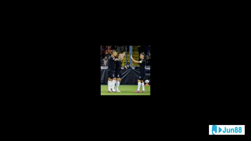 Cầu thủ của Panathinaikos đang cố gắng giữ bóng trước sự áp đảo của cầu thủ của G.A. Eagles Cầu thủ của Panathinaikos đang cố gắng giữ bóng trước sự áp đảo của cầu thủ của G.A.…