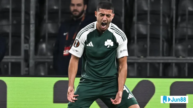 Cầu thủ Panathinaikos vượt qua hậu vệ đội G.A. Eagles bằng kỹ thuật đi bóng tinh tế Cầu thủ Panathinaikos vượt qua hậu vệ đội G.A. Eagles bằng kỹ thuật đi bóng tinh tế